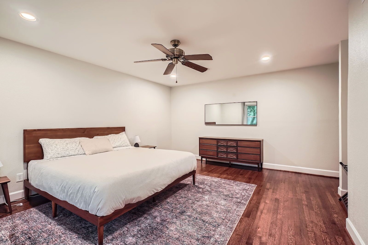 Photo 2 of Family-Friendly Home in Braeswood - Prime Location