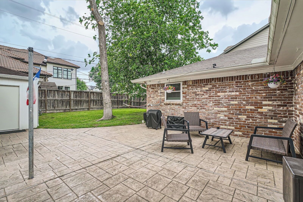 Photo 11 of Family-Friendly Home in Braeswood - Prime Location