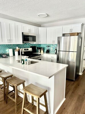 Kühlschrank, Mikrowelle, Ofen, Herdplatte