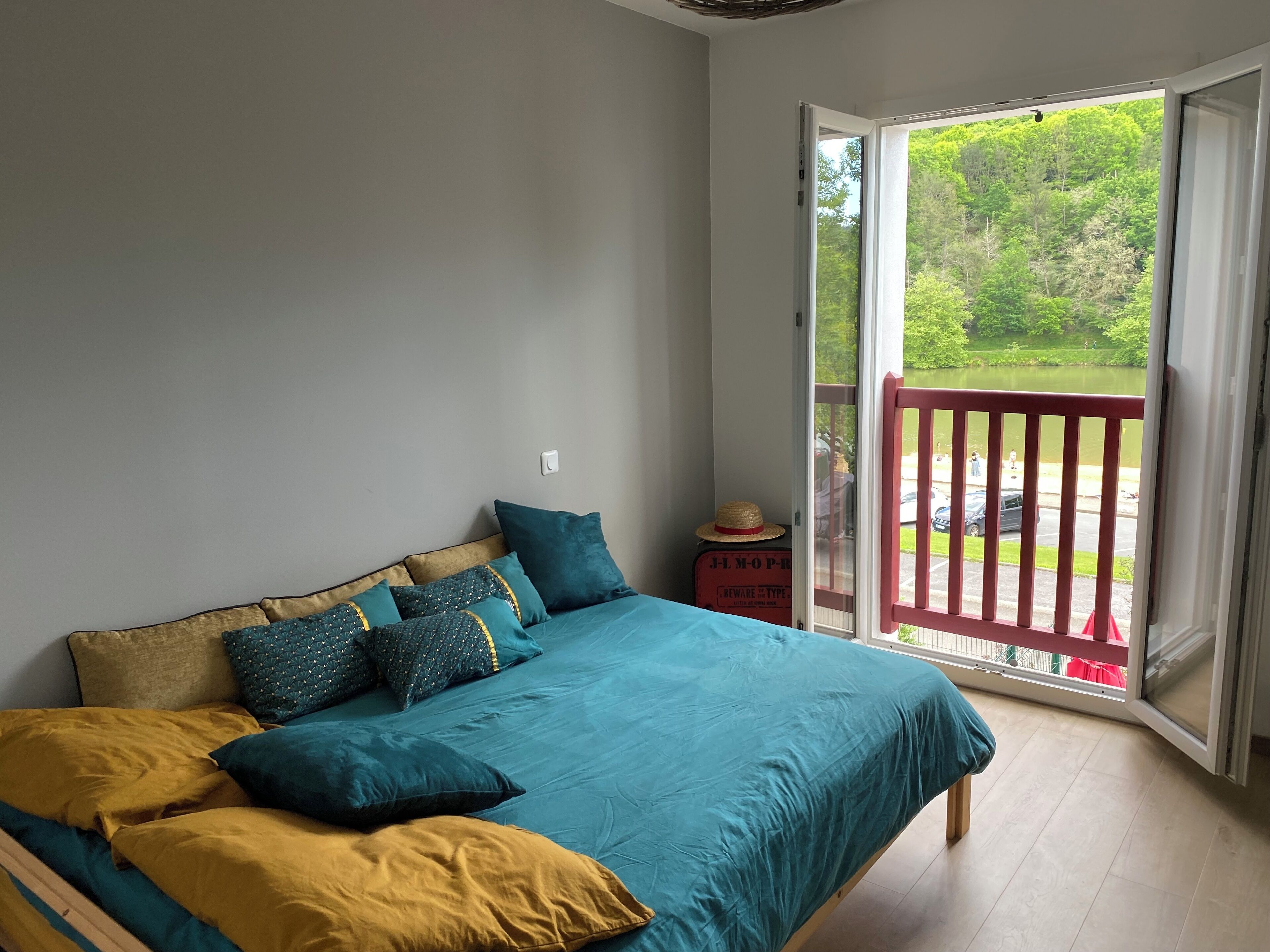 3 chambres, fer et planche à repasser, Wi-Fi, draps fournis