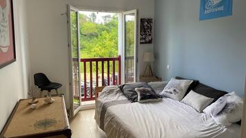 3 bedrooms, iron/ironing board, WiFi, bed sheets