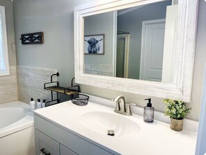 Secadora de cabello, toallas, jabón, shampoo 