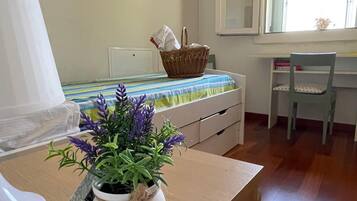 3 camere, una scrivania, ferro/asse da stiro, culla da viaggio