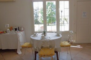 Dining - Charming 3-bedroom B&B with AC, WiFi in quaint Zero Branco (zero branco)