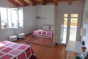 3 slaapkamers, een bureau, een strijkplank/strijkijzer, reisbedje