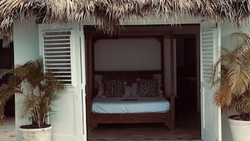 Comfort Double Room, Non Smoking, Sea View | Minibar, bed sheets