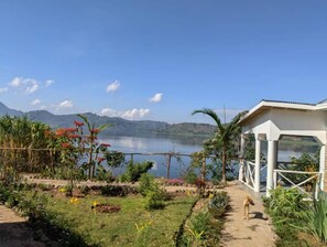 Enjoy a serene lakeside retreat with a clear view of the surrounding mountains and a beautifully maintained garden.