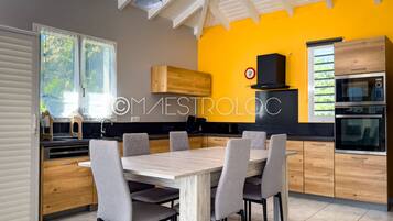 Maison Confort, balcon, vue jardin | Cuisine privée | Bouilloire électrique, chaise haute
