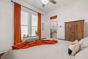 1 bedroom, iron/ironing board, WiFi, bed sheets - The Clementine - Walk to Restaurants, Shops, Bars in Historic Downtown! (Hot Springs)