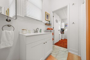 Dusj, hårføner, håndklær og såpe