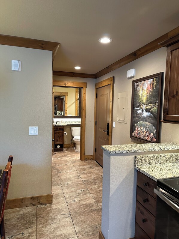 Shower, jetted bath, hair dryer, towels - Westgate Smoky Mtns Resort & Water Park  Christmas 2025  Dec 21-28   (Gatlinburg)