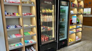 Ein Spätladen mit Kühlregalen, Regalen voller Snacks, Getränke und Pflegeprodukten.