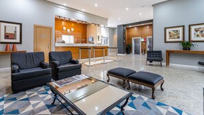 A lobby with a reception desk, seating area, and a bar. - Perdizes Residence Flat Condomínio  (São Paulo)