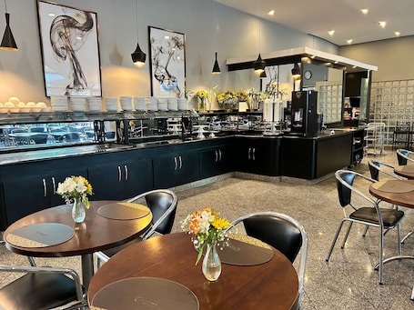 Apartamento clássico | Opções para refeição. Perdizes Residence Flat Condomínio