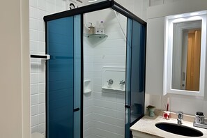 Appartement | Salle de bain | Douche, articles de toilette gratuits, sèche-cheveux