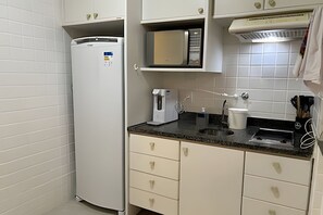 Apartamento | Cozinha privada | Geladeira, micro-ondas, cooktop, máquina de café expresso