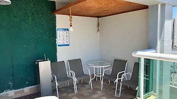Apartamento | Restaurante al aire libre