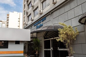 Um edifício com uma placa que diz 'AMERICAN LOFT Plaza Inn'.