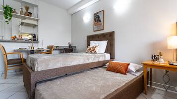 Ein Schlafzimmer mit einem Bett, einem Schreibtisch, einem Stuhl und einem Nachttisch.