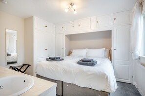 4 slaapkamers, een strijkplank/strijkijzer, reisbedje, gratis wifi