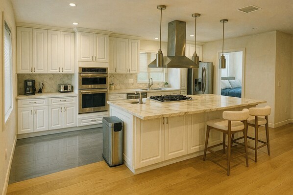 Een koelkast, een microgolfoven, een oven, een kookplaat