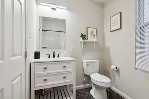 タオル、石鹸、トイレットペーパー