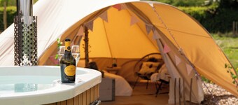 Luxury Bell Tent with Hot Tub. Quiet Countryside Couples Retreat & Dog Friendly!