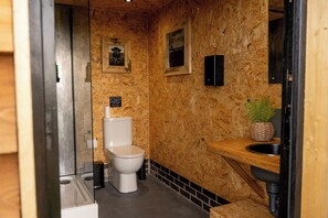 Dusch, miljövänliga toalettartiklar, hårtork och handdukar