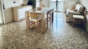 Un appartamento moderno con cucina, sala da pranzo e soggiorno.