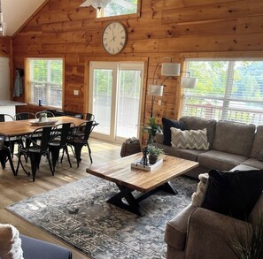 Smart-TV, peis, bøker og stereoanlegg