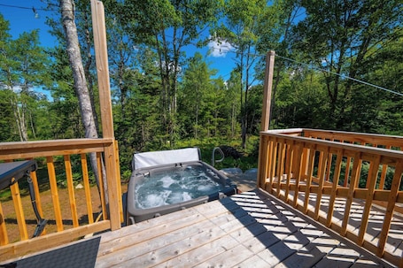 Outdoor spa tub. Tiny home in Chester Nova Scotia. Hosted by Dordean Suites