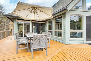 Outdoor dining - 2 Mi to Sand Valley: Family Getaway w/ Deck! (Nekoosa)