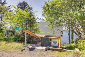Property grounds - Walk to Winema Road Beach: Home w/ Hot Tub! (Cloverdale)