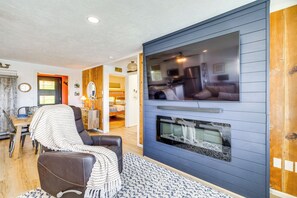 TV, fireplace, books - Walk to Winema Road Beach: Home w/ Hot Tub! (Cloverdale)