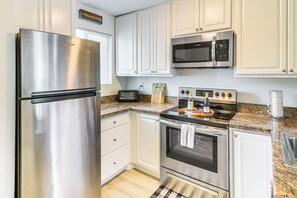 Réfrigérateur, micro-ondes, plaque de cuisson, lave-vaisselle