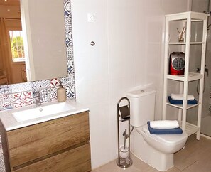 Dusche, Haartrockner, Bidet, Handtücher