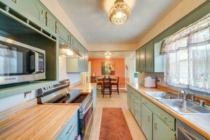 Fridge, microwave, stovetop, dishwasher - 11 Mi to UofL & Norton Hospital: Louisville Home (Louisville)