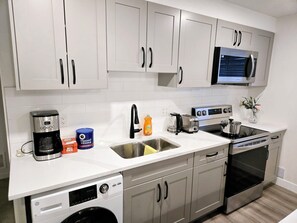 Fridge, microwave, oven, stovetop - Willoughby Luxe Retreat (Langley Township)