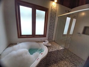 Exclusive Room | Bathroom | Shower, free toiletries, towels, soap - Vila do Visconde (Visconde de Mauá)