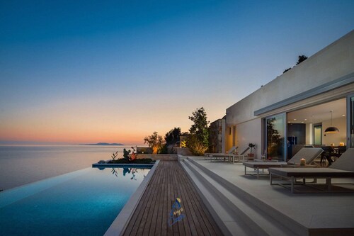 5BR Seafront Villa Sanctuary with Infinity Pool