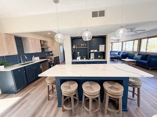 Hampton House • w/Hot Tub • Sleeps 16 • Luxury Beach Escape