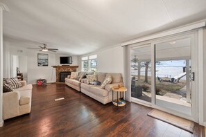 Smart TV, chimenea y libros 