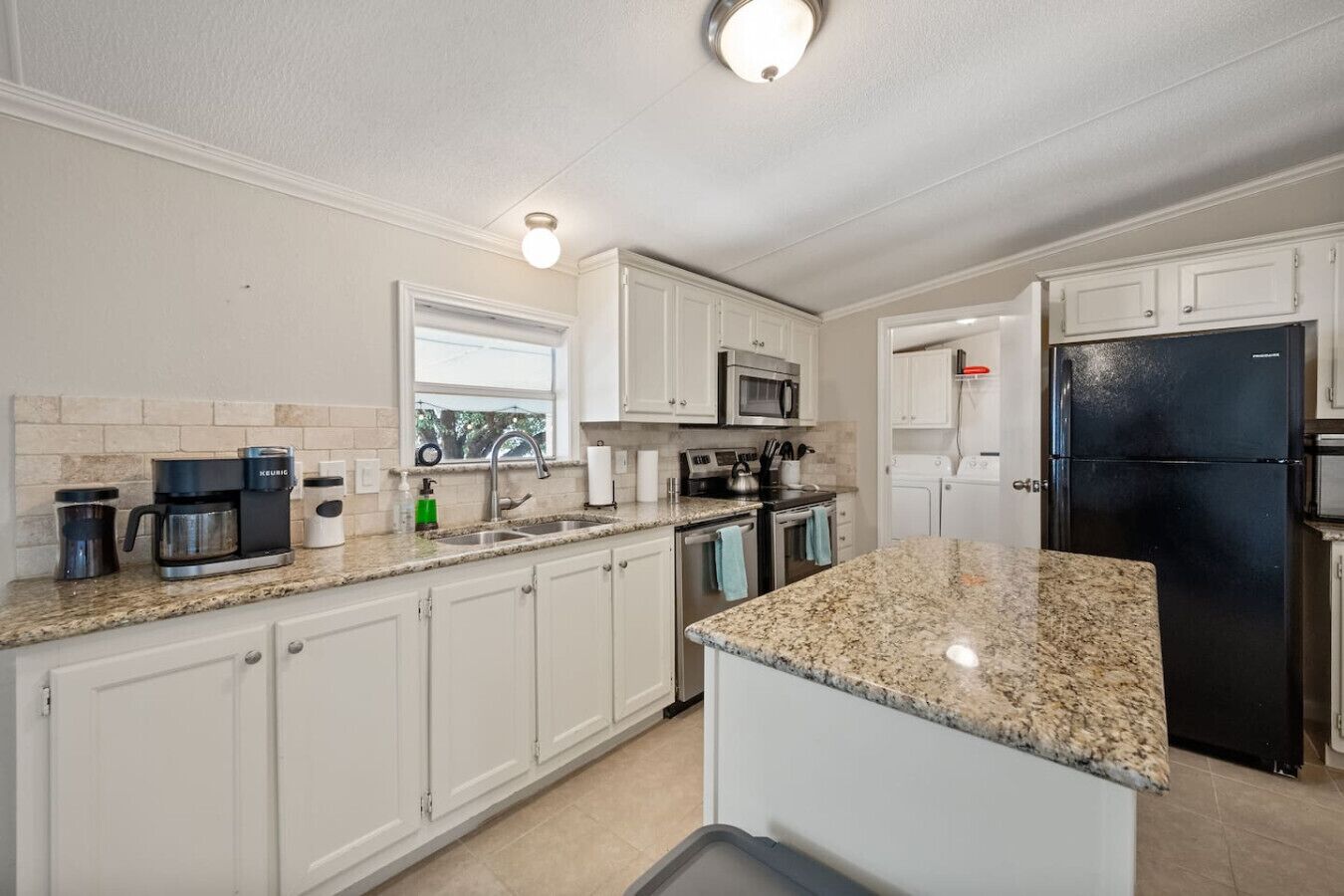 Jääkaappi, mikroaaltouuni, uuni, liesi