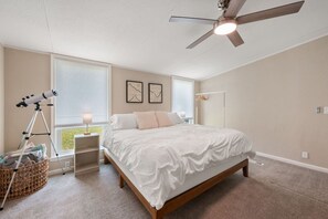 4 chambres, bureau, fer et planche à repasser, lit de bébé portatif