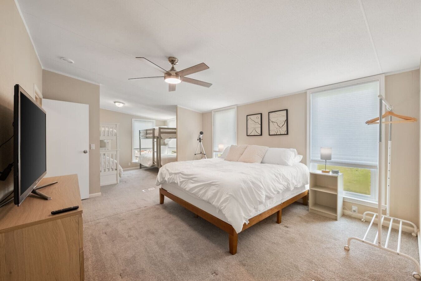 4 makuuhuonetta, työpöytä, silitysrauta/-lauta, vauvan matkasänky