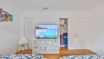 3 habitaciones, tabla de planchar con plancha y cuna de viaje