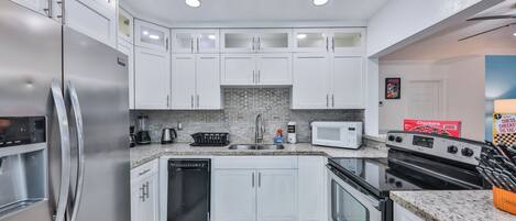 冷蔵庫、電子レンジ、オーブン、コンロ