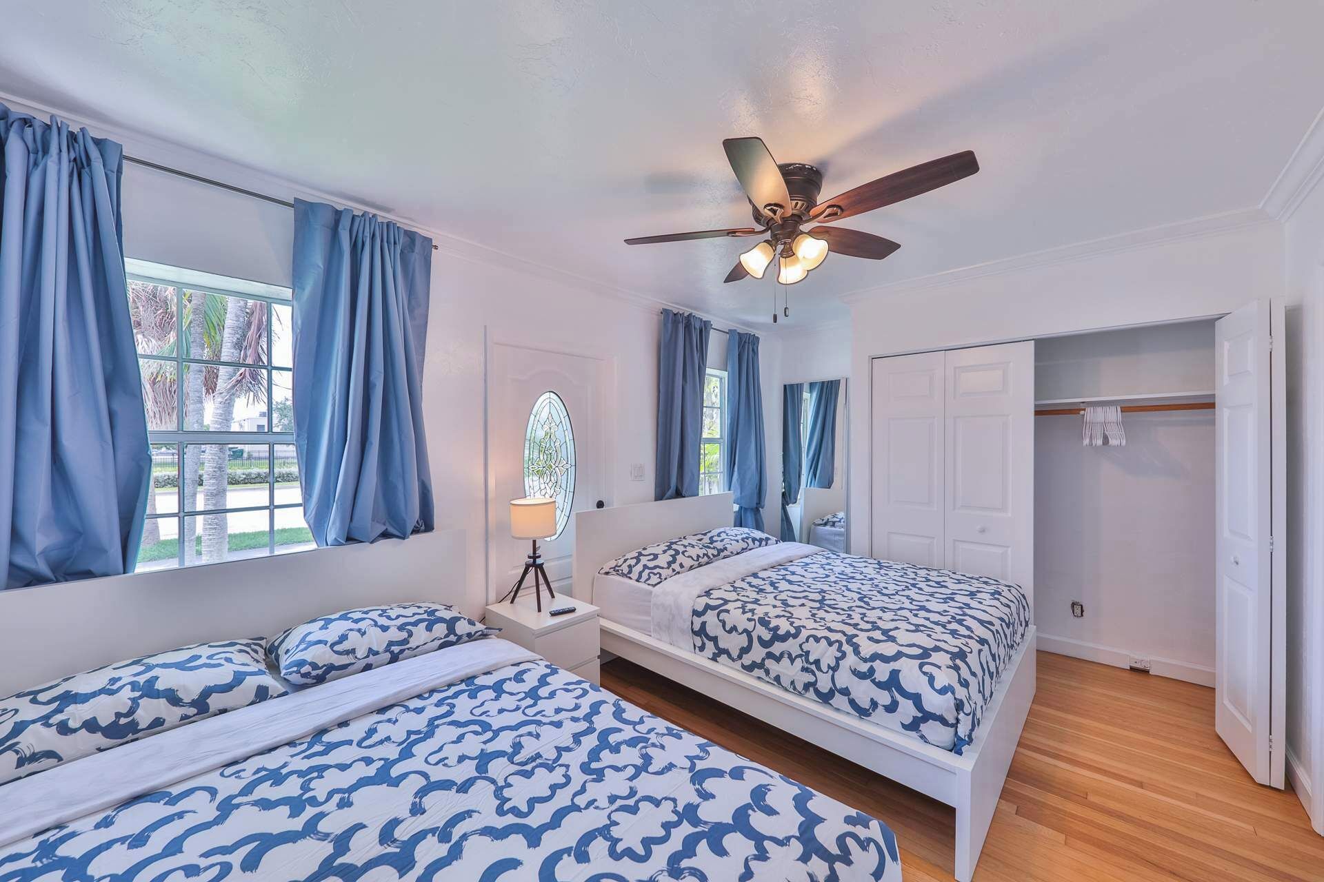 3 quartos, ferros/tábuas de passar roupa, berço de viagem