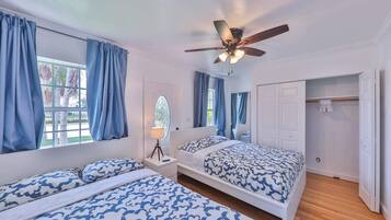 3 quartos, ferros/tábuas de passar roupa, berço de viagem