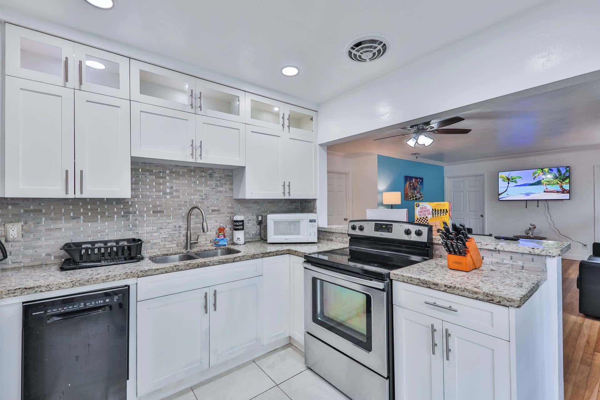 Geladeira, micro-ondas, fogão, cooktop